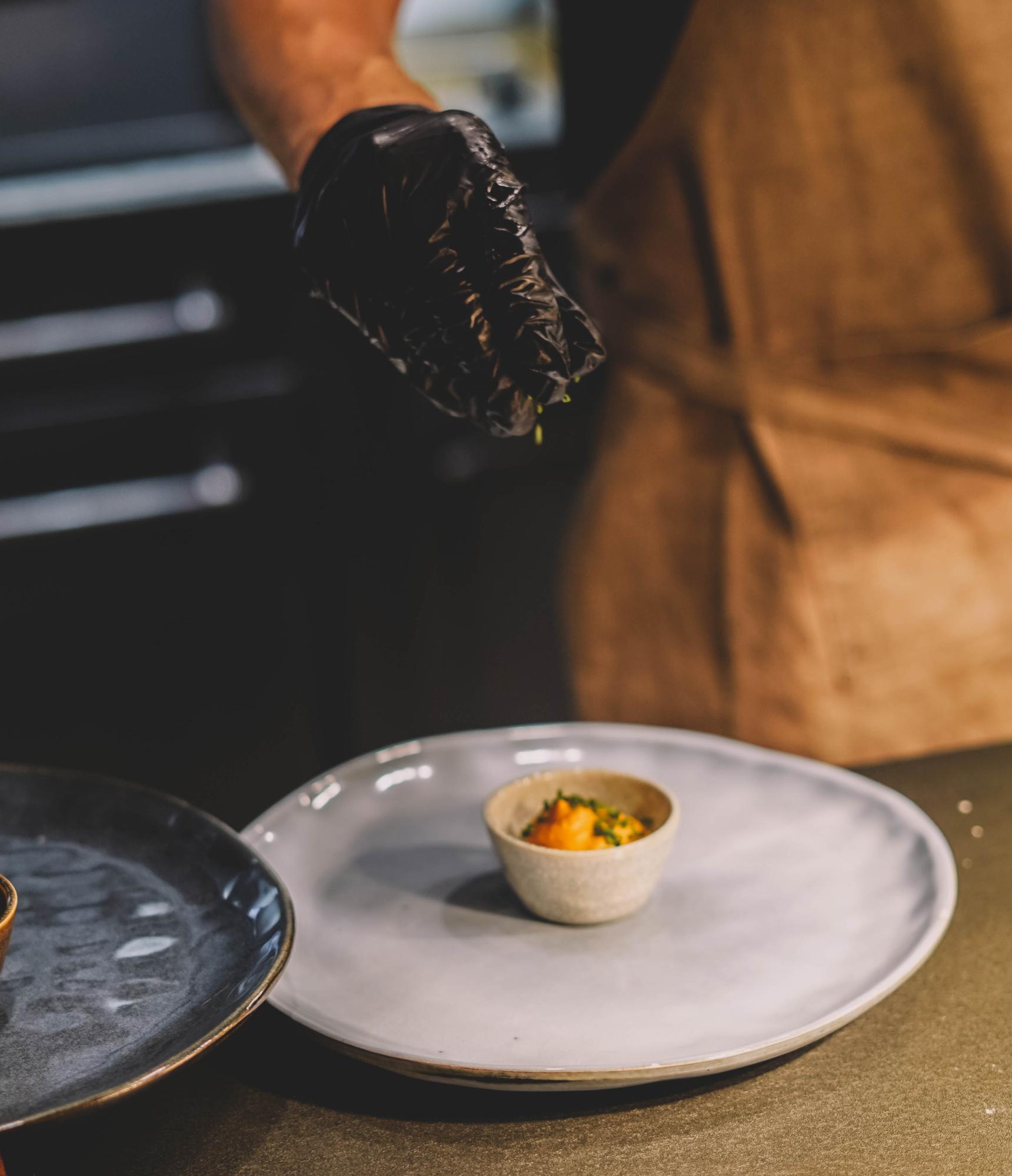 Chef bereitet Gericht im Atelier zu